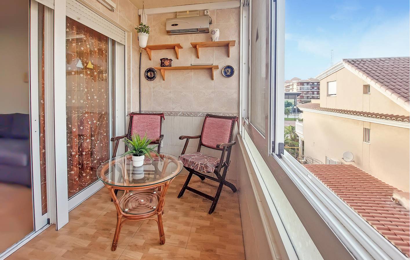 Apartamento vacacional entero, Acogedor apartamento con terraza, aire acondicionado y calefacción cerca de la playa y del centro de la ciudad in Canet de Berenguer, Costa de Valencia