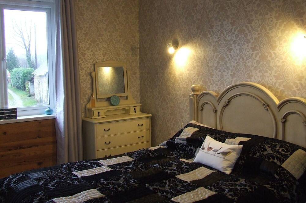 Tranquil, Farmhouse sleeps 6 comfortably, with private large swimming pool in Brecé, Mayenne