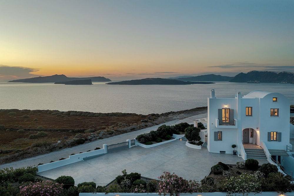 *Special offer* Stunning family-friendly Hemera Holiday Home villa on Santorini in Santorini