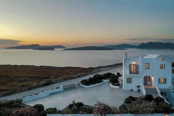 Villa for 6 people, with Balcony and Hot tub as well as Terrace and Garden in Santorini