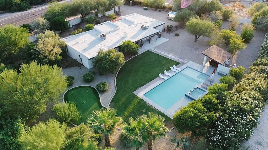 Vacation rental for 16 people, with hot tub, with pets in Paradise Valley