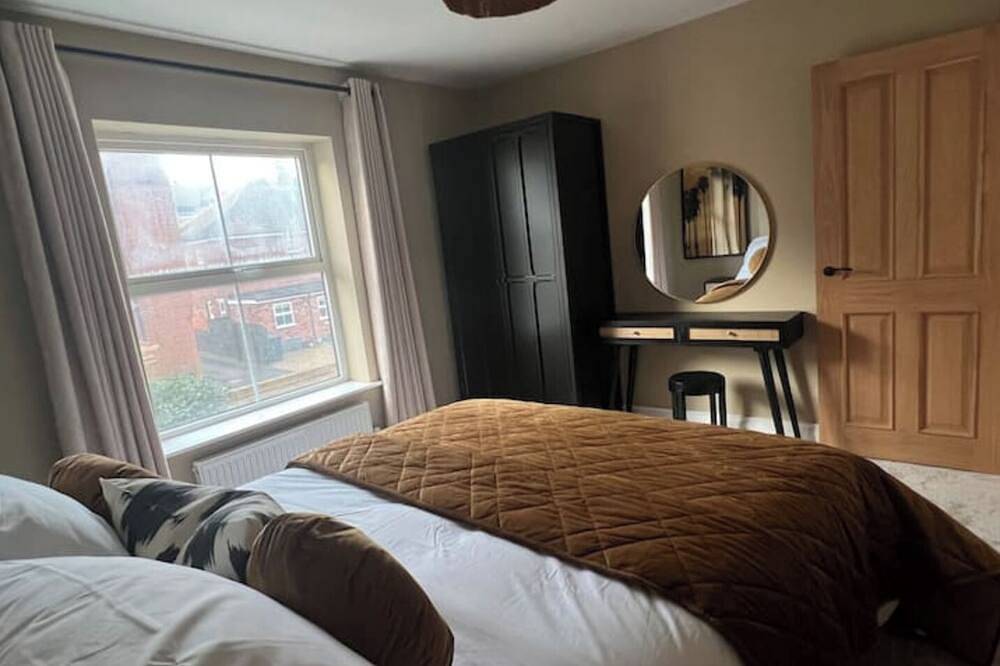 Luxury cottage with hot tub & log burner in Town in Cromer, Norfolk Coast
