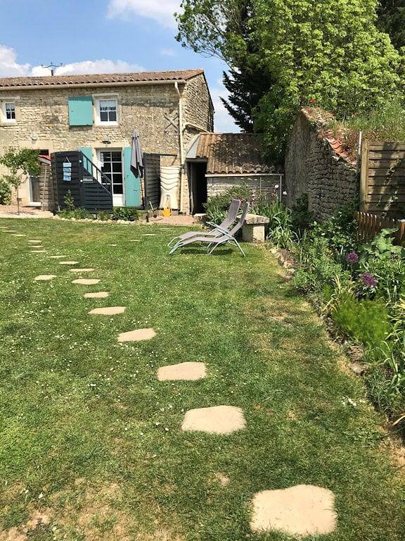 Gîte pour 4 personnes, avec terrasse ainsi que jardin et piscine - 1