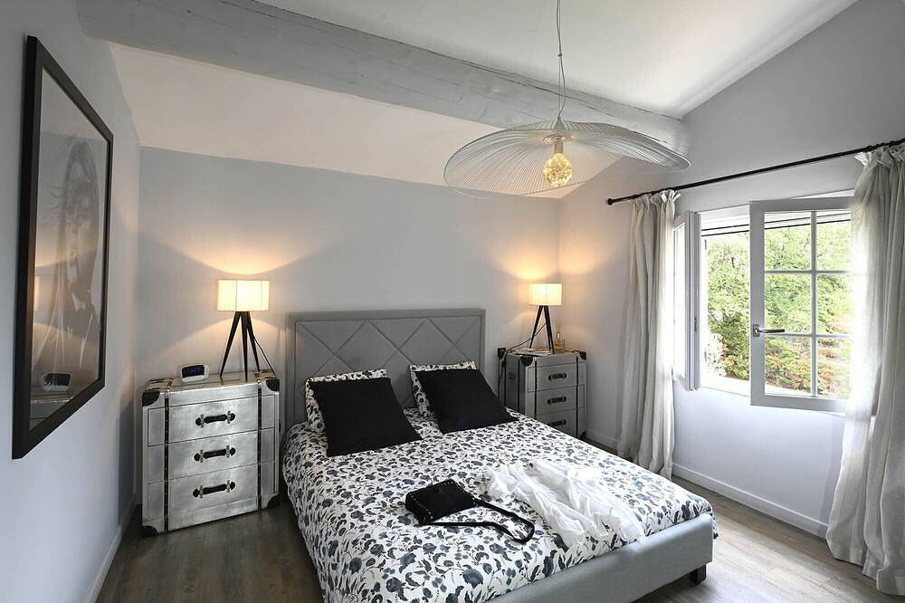 Holidays in the heart of Provence in peace with a view of the little Luberon in Robion, Parc naturel régional du Luberon