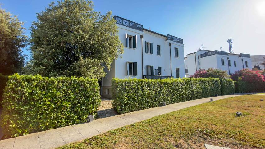 Villa für 6 Personen, mit Balkon und Terrasse sowie Pool