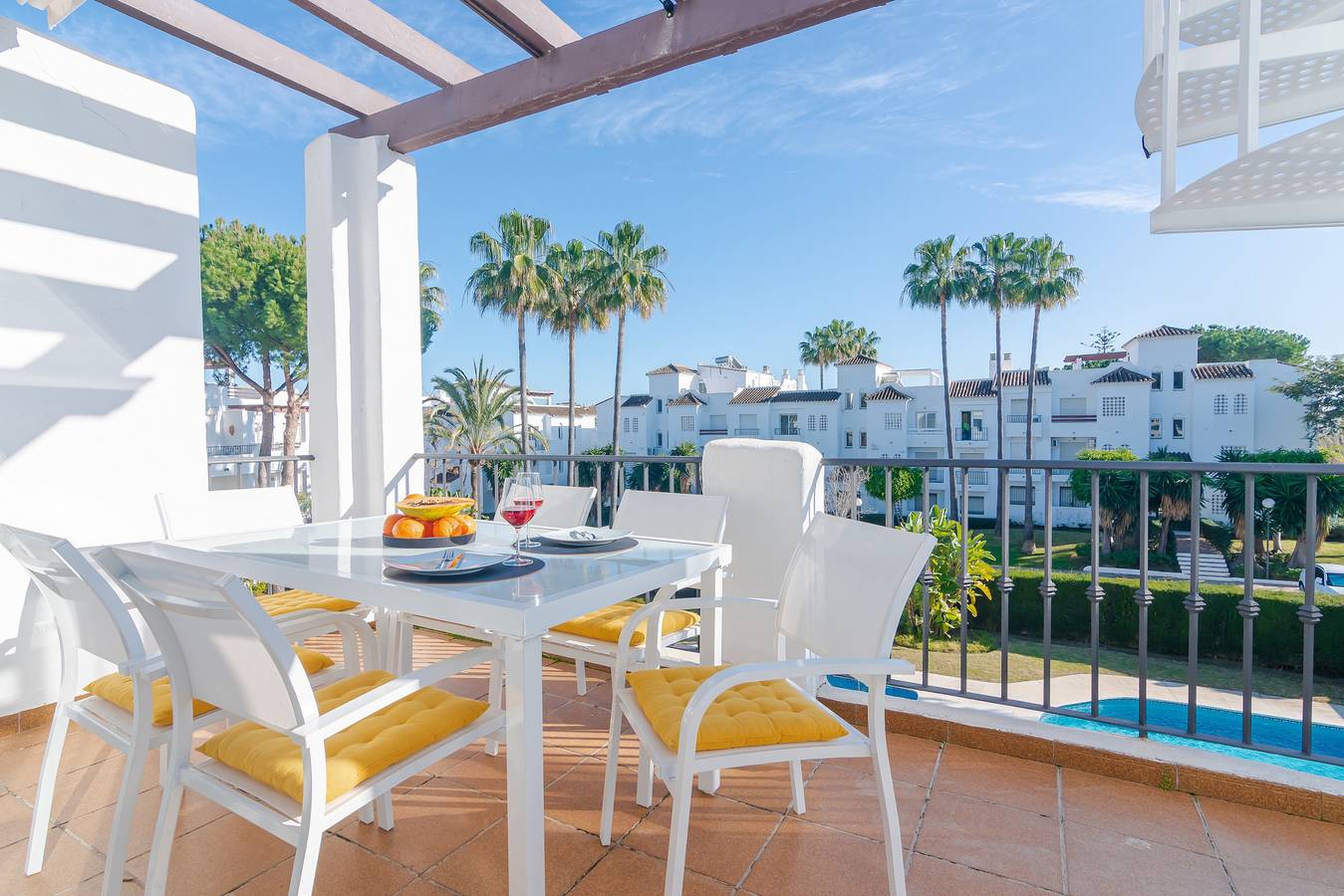 Entire apartment, Beachside Penthouse with Rooftop Terrace & Pool in Sun Beach, Estepona