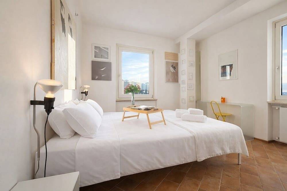 Charming 2-Bedroom Home | Terrace & Great Lake View in Anguillara Sabazia, Braccianosee