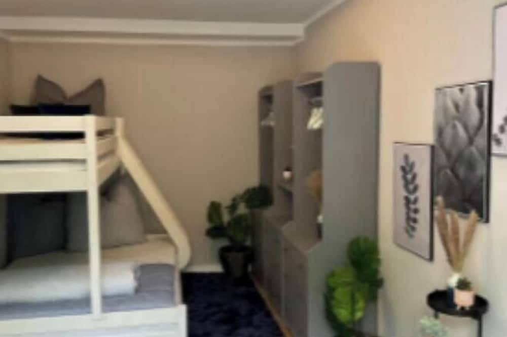 Ganze Wohnung, Delightful 3-bedroom apartment in vibrant Berlin neighborhood in Berlin Grunewald, Berlin