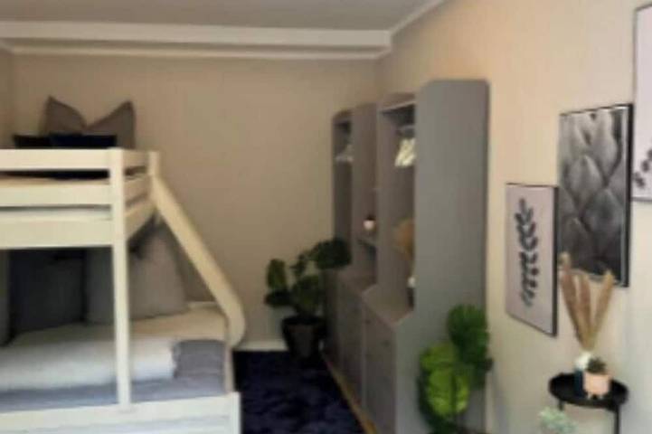 Ganze Wohnung, Delightful 3-bedroom apartment in vibrant Berlin neighborhood in Berlin Grunewald, Berlin