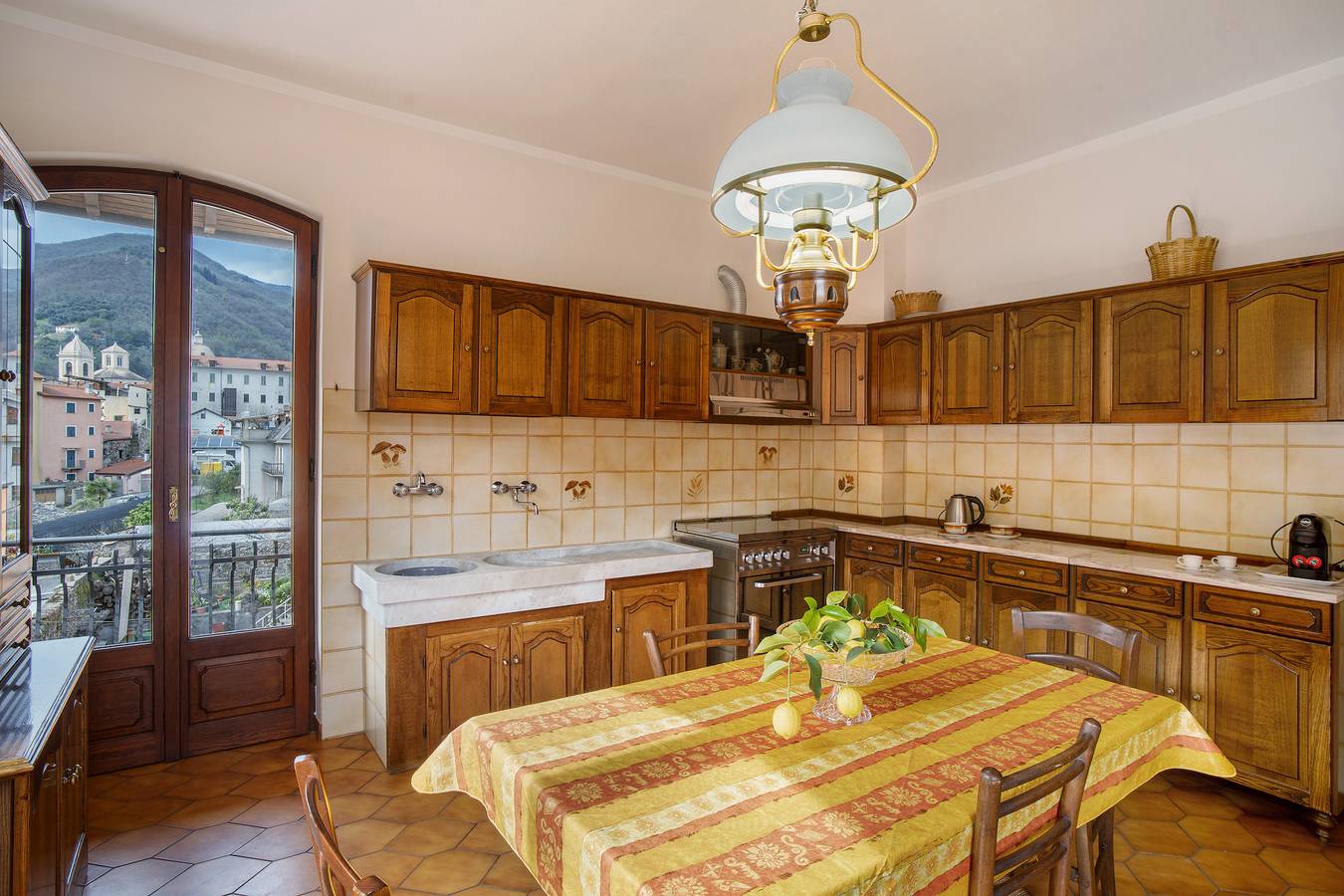 Apartamento entero, Apartamento 'Lilli' con vistas a la montaña, terraza privada y Wi-Fi in Pieve di Teco, Alpes Ligures