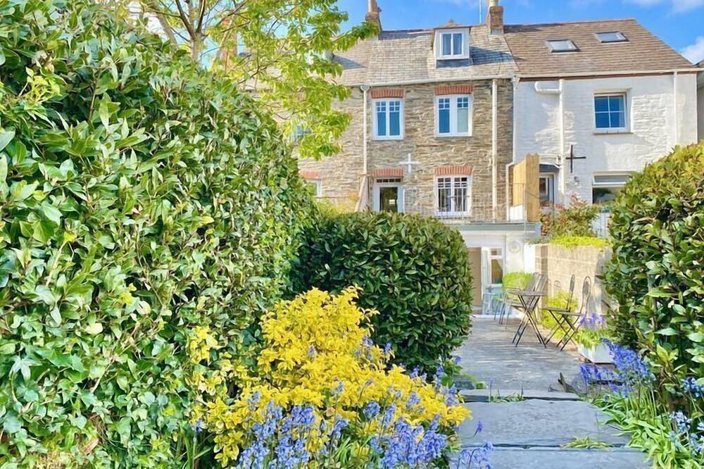 The Cottage, Padstow, tiered patio sun trap in Padstow, Cornwall