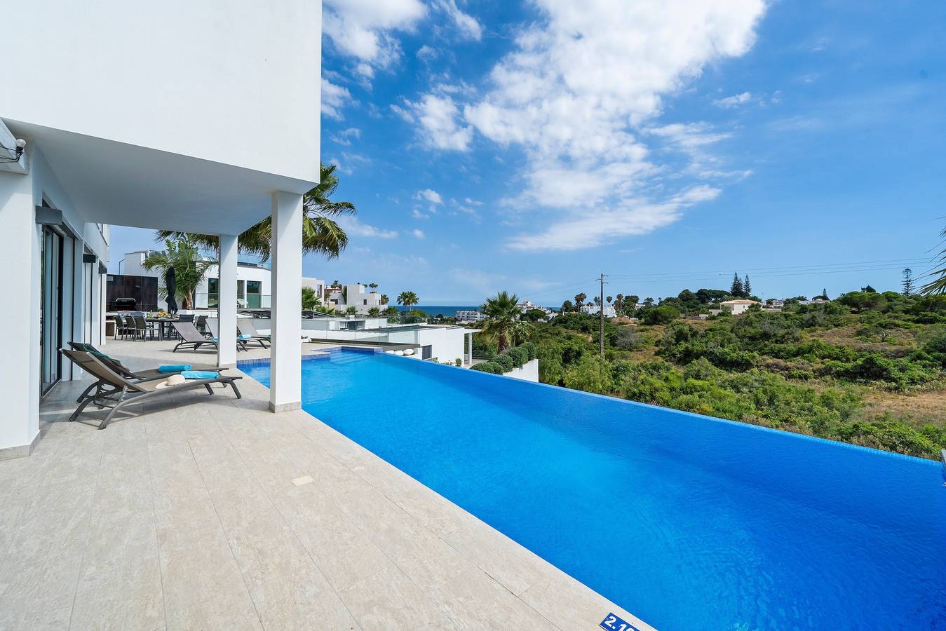 Villa Catalina met Infinity Pool en Uitzicht op Zee in Armação de Pera, Faro District