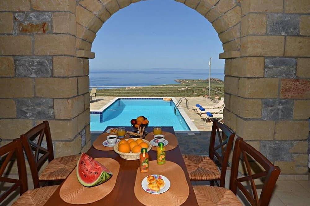 Nefeli, Luxury Stone Villa in Stoupa with Private Pool, Bbq and Amazing Sea View in Stoupa, Messenien
