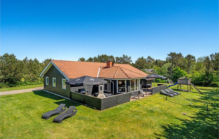 Ferieudlejning for 10 personer, med Terrasse og Jacuzzi såvel som Pool og Sauna i Trend