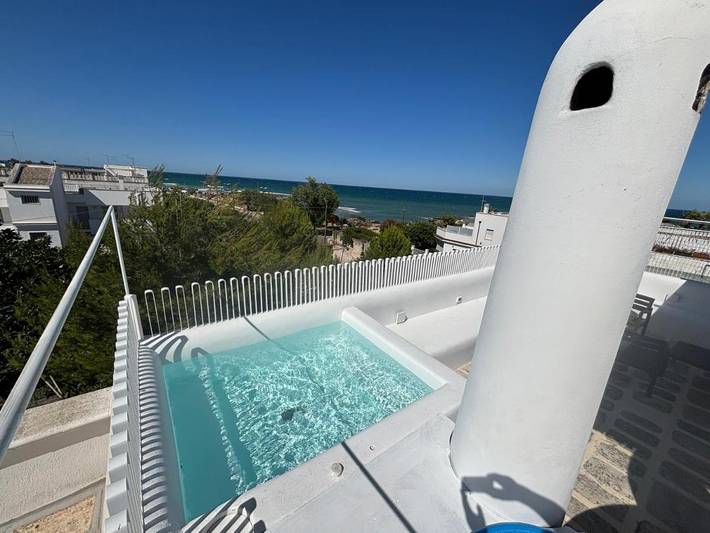 Ferienwohnung für 4 Personen, mit Balkon und Whirlpool sowie Terrasse und Pool in Lido Specchiolla