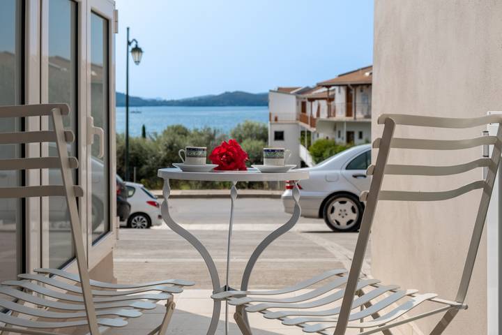 Entire studio, Studio Apartment 'Mella Roa Amar' with Shared Terrace, Wi-Fi and Air Conditioning in Perigiali, Greece