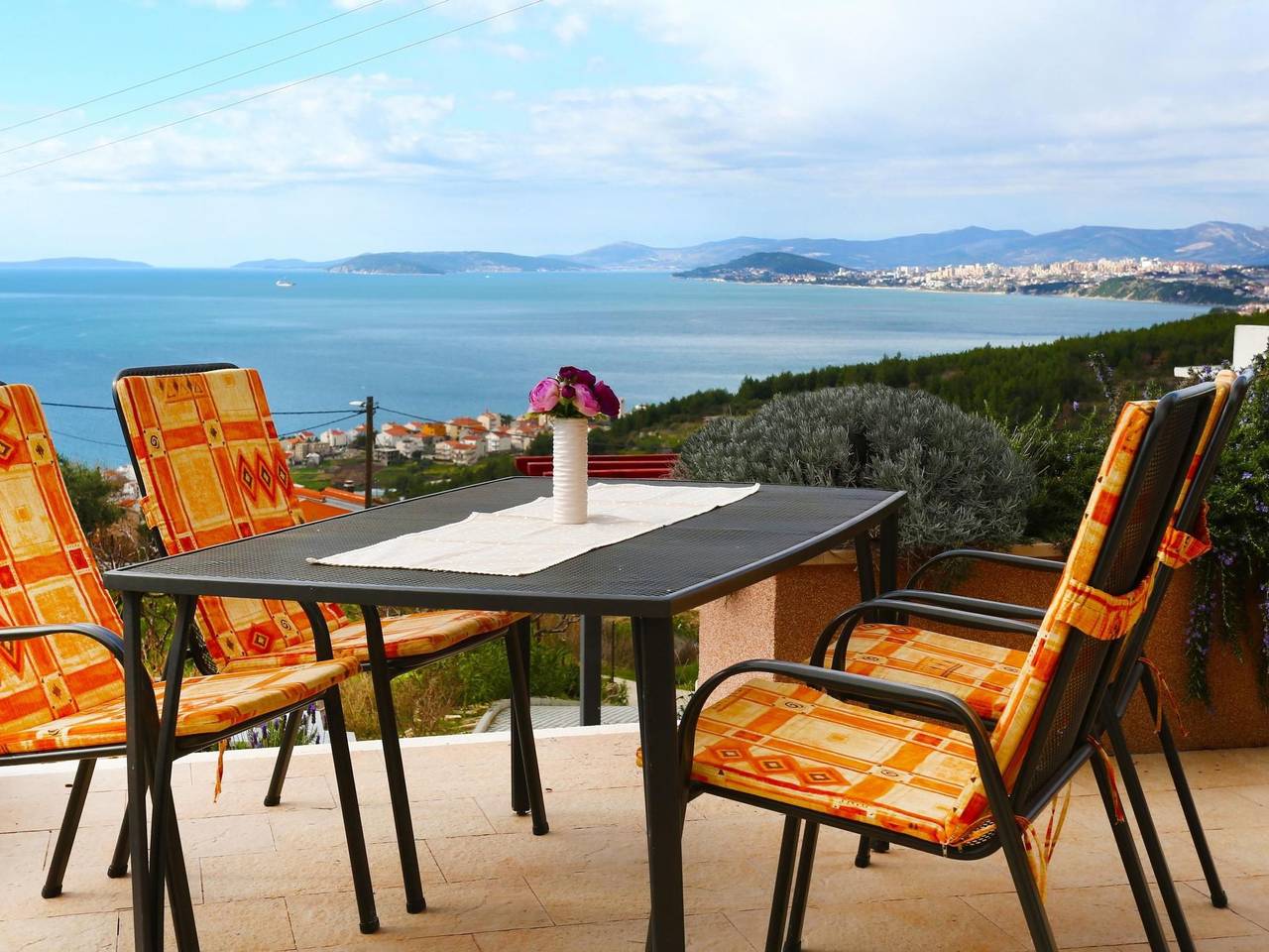 Ganze Wohnung, Strandnahe Ferienwohnung mit Terrasse in Podstrana, Split-Dalmatien