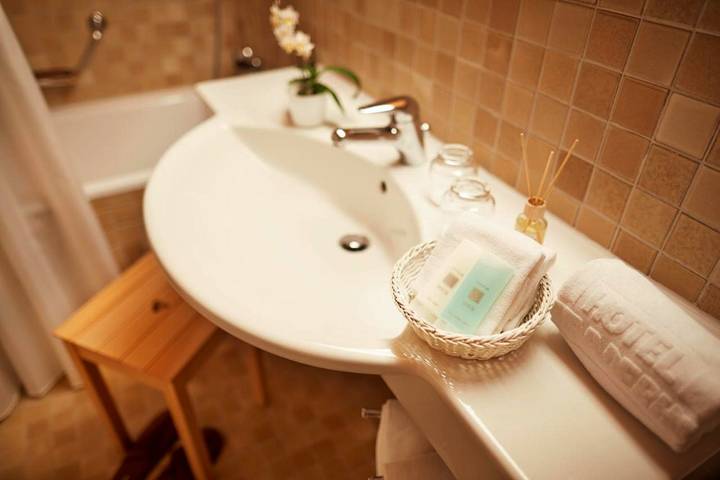 Hôtel pour 2 personnes, avec sauna et jacuzzi ainsi que terrasse et jardin dans Gstaad - 4