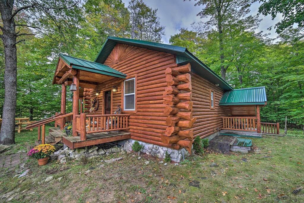 Updated Manistique Log Cabin, Yard & Fire Pit in Schoolcraft County