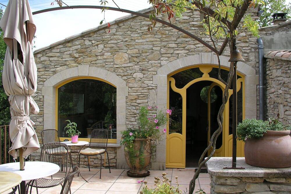 Mas provençal nature swimming pool private parking in La Roque-sur-Pernes, Vaucluse