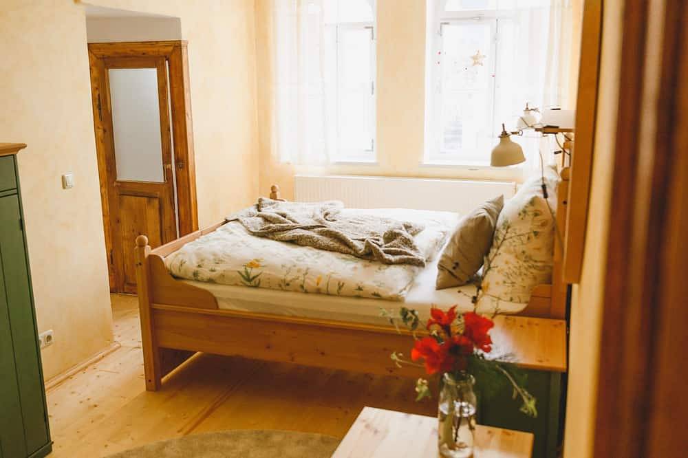 Old water tavern vacation home with summer pool, sauna and hot tub in Pegau, Burgenlandkreis