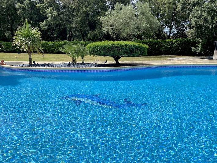 Gîte pour 4 personnes, avec piscine ainsi que terrasse et jardin