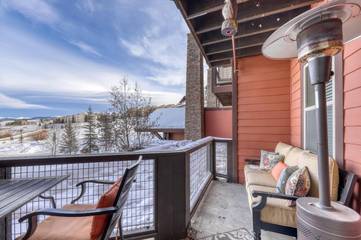 Gîte pour 6 personnes, avec terrasse ainsi que piscine et vue à Granby