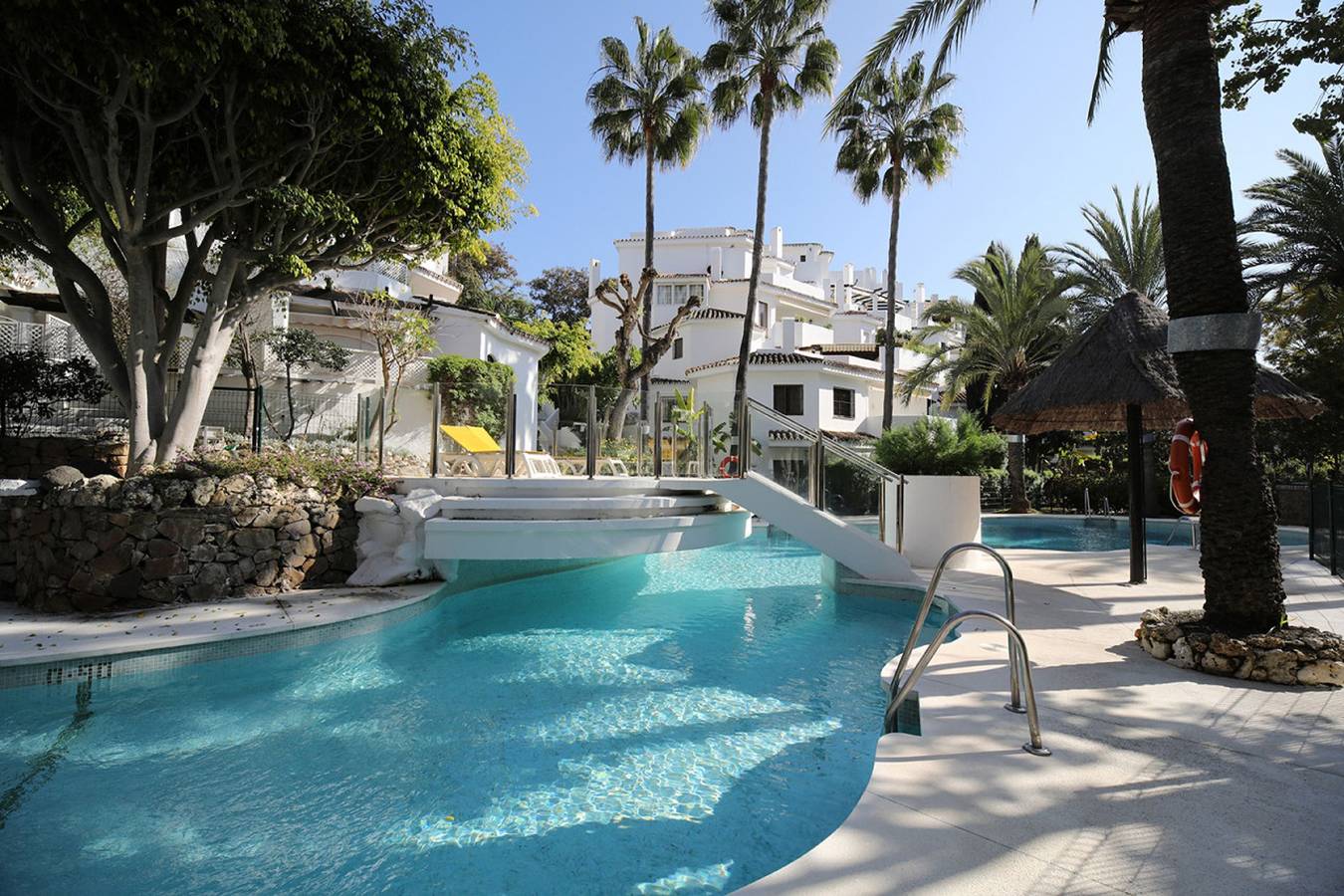 Entire apartment, Enjoy the private jacuzzi and the best Marbella beaches in Marbella East, Marbella