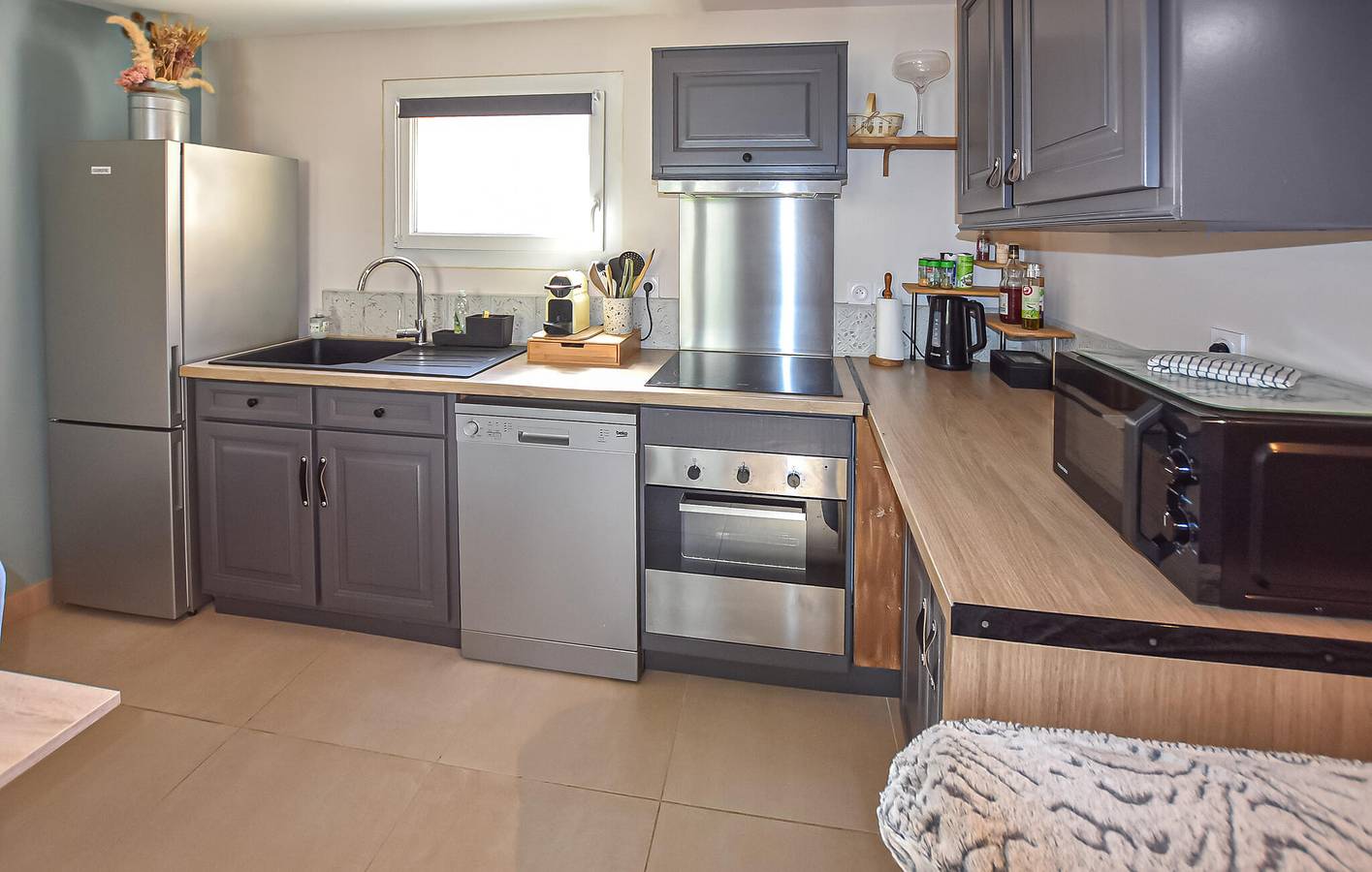 Modern Apartment with City Center 2.5km Away in Mazan, Parc naturel régional du Mont-Ventoux