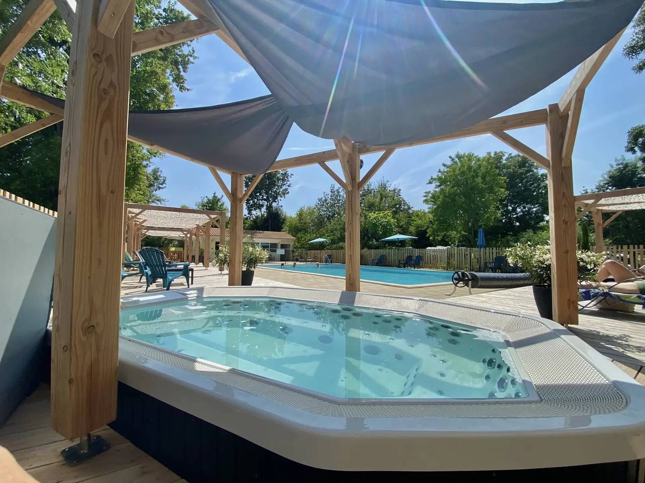 Zecamping 4 étoiles piscine chauffée tente Tv Lv Bbq 48m2 in Coulon, Région de Niort