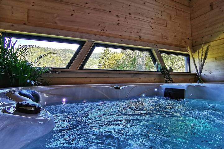 Chalet für 4 Personen, mit Garten und Terrasse sowie Whirlpool - 1