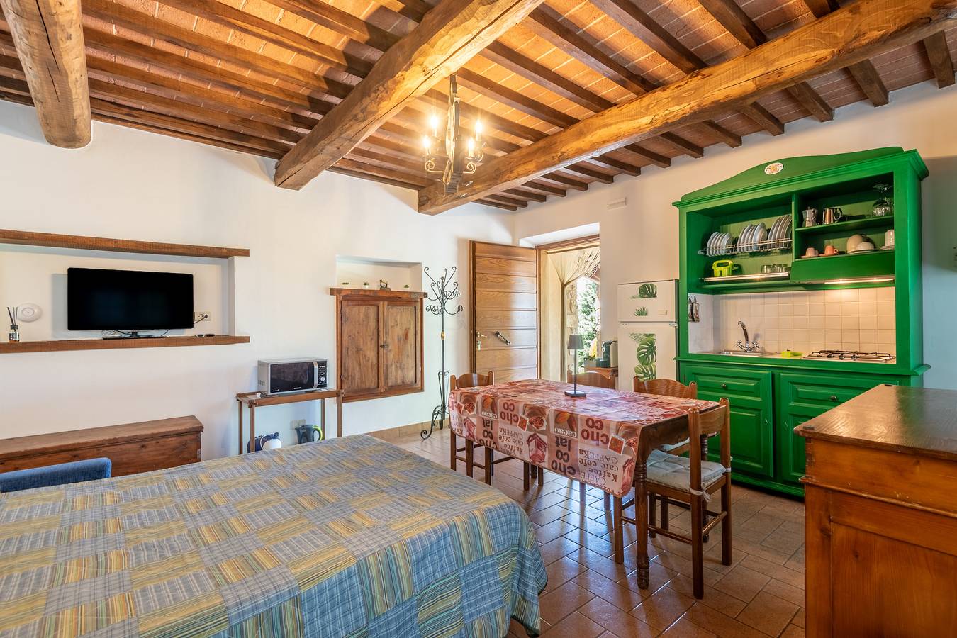 Entire apartment, Apartment 'Mostella' with Shared Pool, Wi-Fi and Air Conditioning in Gallina, Castiglione d'Orcia region
