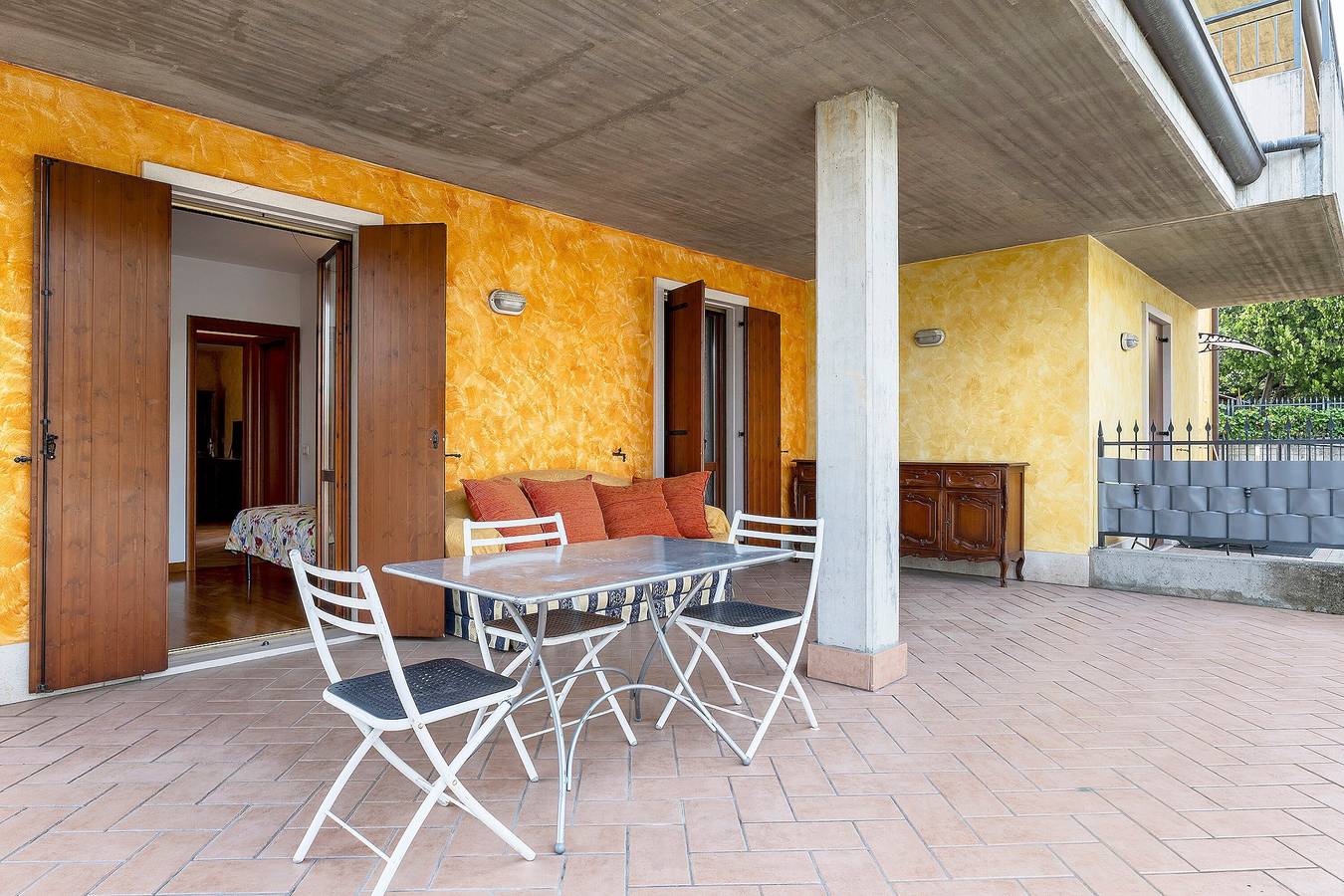Apartamento entero, Appartamento Gigli con jardín, piscina compartida, Wi-Fi y aire acondicionado in Lazise, Montañas Garda
