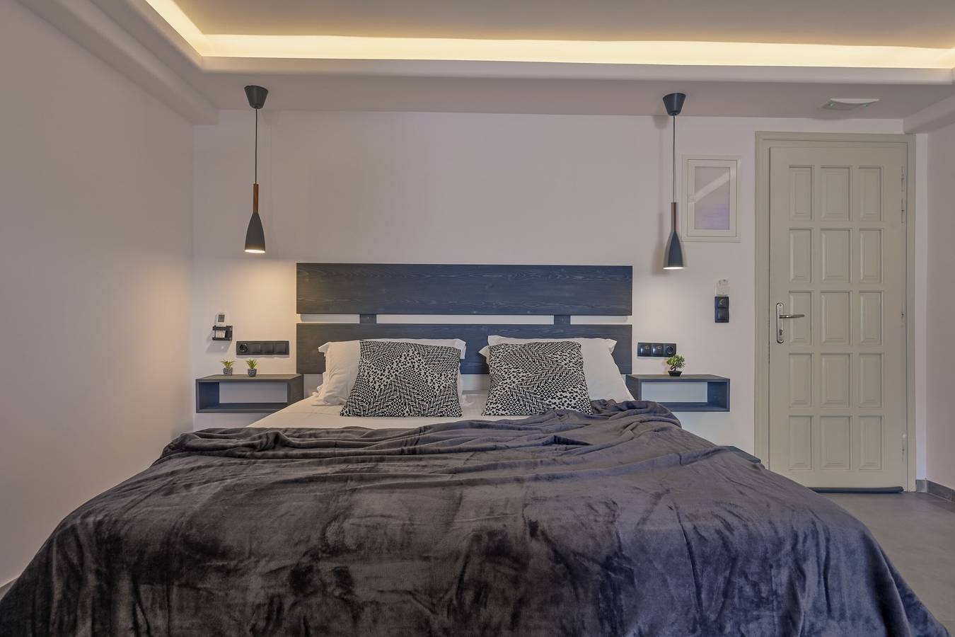 Entire apartment, Superior Suite Semi-Basement Apartment with Private Terrace, Wi-Fi, and Air Conditioning in Naxos City, Naxos