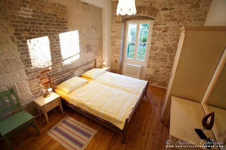 Authentic stone house with harbor & sea views and rooftop jaccuzzi in Supetar, Brac