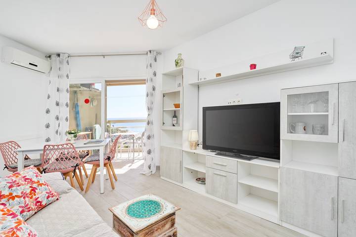 Apartamento entero, Apartamento 'Il Mare' con vistas al mar, piscina comunitaria y Wi-Fi in Playa San Cristobal, Almuñecar