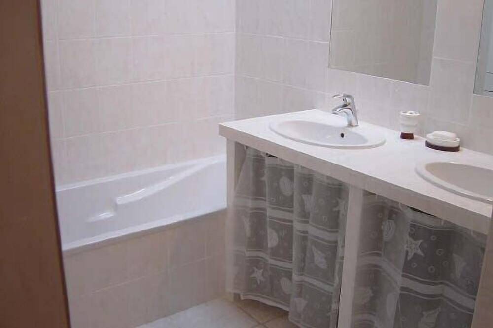 Gîte 2 chambres proche de Niort avec piscine intérieure in Brûlain, Région de Niort