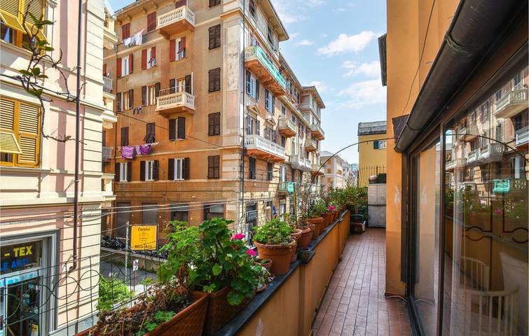 Entire vacation apartment, Beachside Apartment with AC & Terrace in Genova (City), Genoa