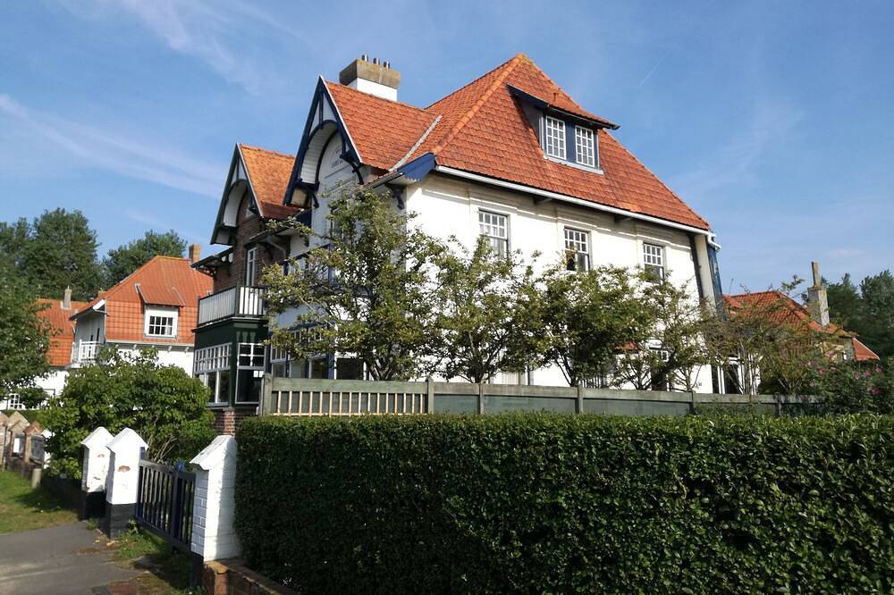 Cottage typique de la Côte Belge à quelques pas de la mer avec parking privé. in Coxyde-les-Bains, Coxyde