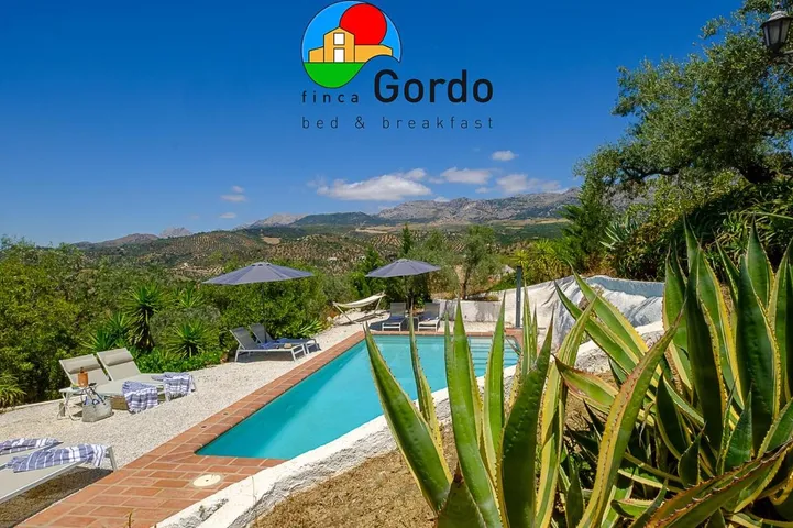 Alojamiento y desayuno para 10 personas, con vistas además de jardín y piscina - 1