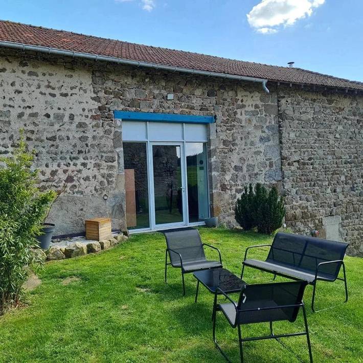 Chambre d’hôte pour 2 personnes, avec Terrasse ainsi que Jardin et Vue dans Périgneux