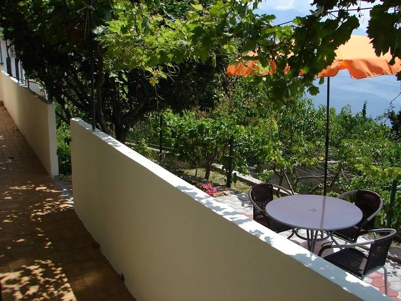 Geheel appartement, Eenkamerappartement met terras en uitzicht op zee Marusici, Omis A-8632-a in Marusici, Omiš-Riviera