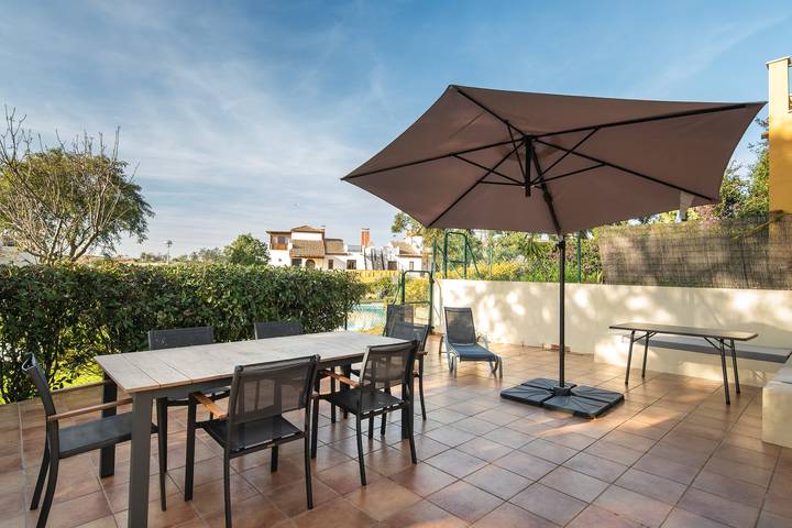 Casa de férias para 6 pessoas, com piscina infantil em Urbanizacion Costa Esuri