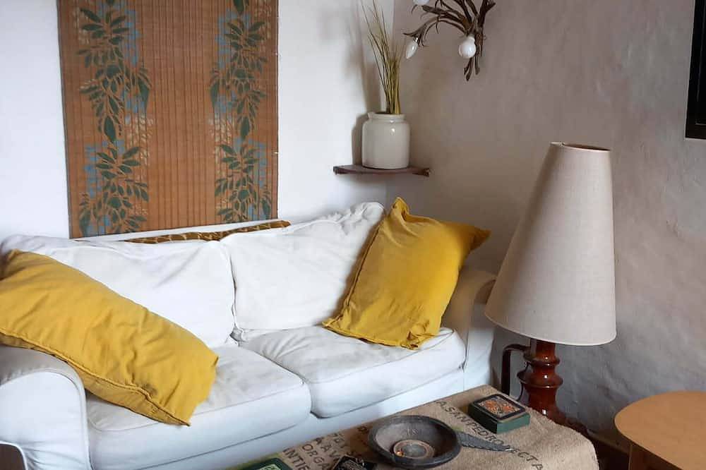 Beautifully decorated village house. Ideal for family or friends. in Roquebrun, Region de Béziers