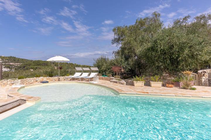 Gîte pour 4 personnes, avec Balcon et Terrasse ainsi que Jardin et Piscine