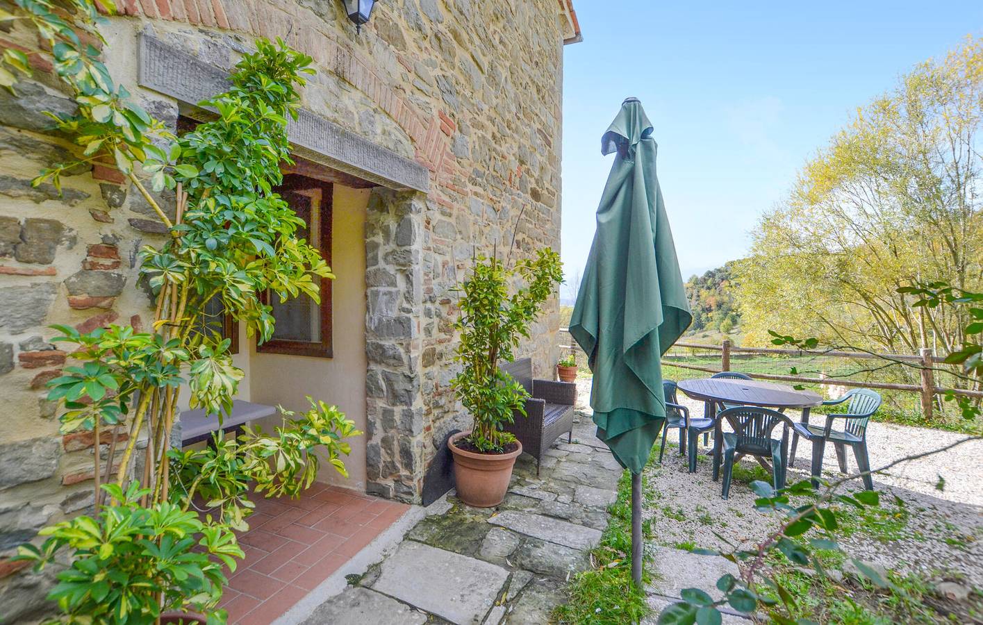 Appartamento intero, Incantevole appartamento con piscina, giardino e WiFi in Bibbiena, Casentino
