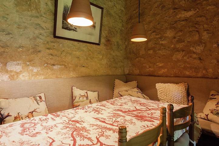 Gîte pour 2 personnes, avec terrasse ainsi que jardin et piscine, animaux acceptés dans Les Eyzies - 4