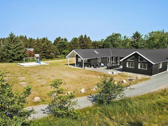 Ferienhaus für 24 Personen, mit Pool und Whirlpool sowie Terrasse und Sauna, kinderfreundlich in Tirpitz Museum (Oksby)