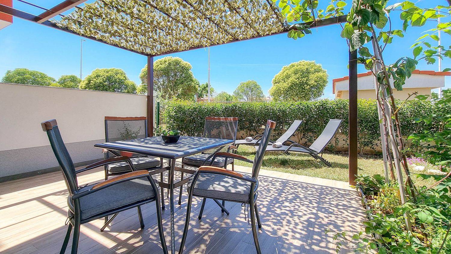 Entire apartment, Strandnahes Apartment mit Meerblick, mediterranem Garten, Liegen, Waschmaschine in Umag, Umag Region