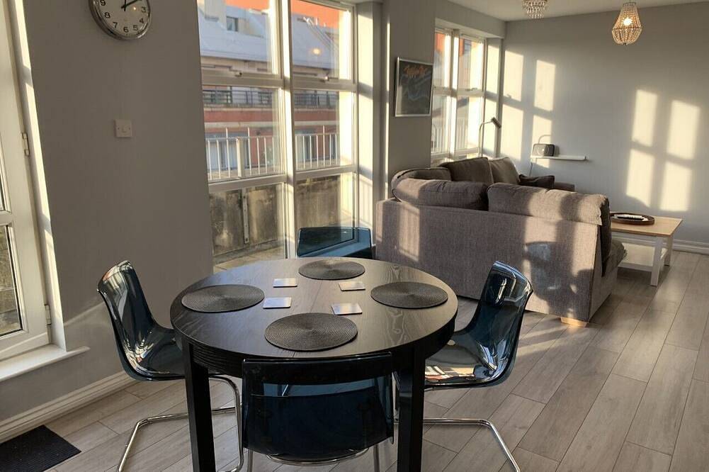 Entire apartment, Stylish 2-bed, 2-bath condo with private balcony in Belfast, County Antrim